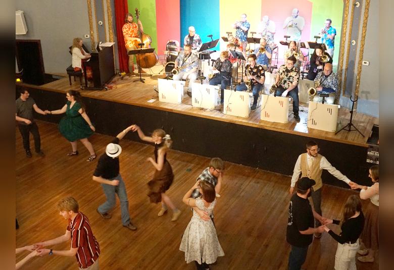 The Akron Hometowner - Staff Photo - Create Article