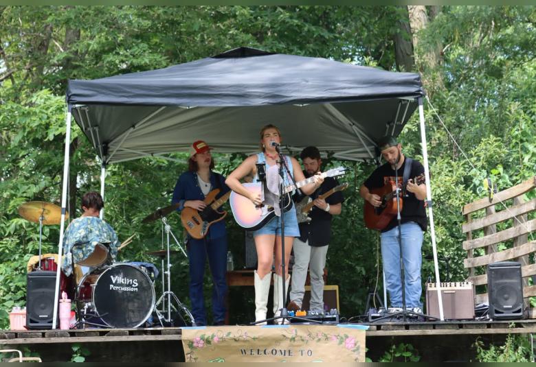 The Akron Hometowner - Staff Photo - Create Article