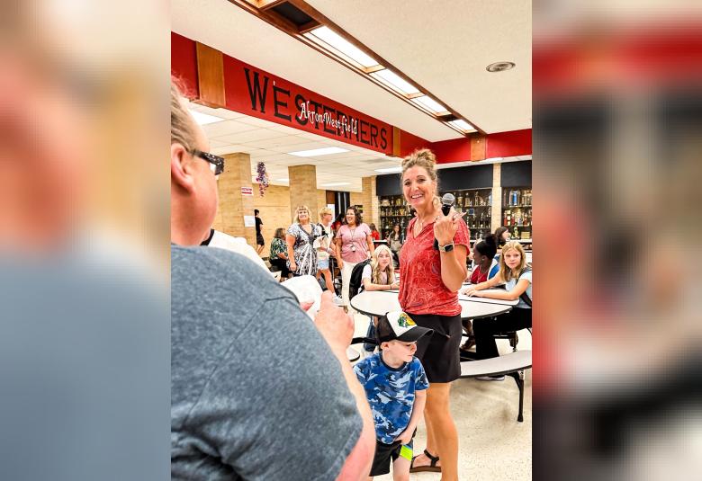 The Akron Hometowner - Staff Photo - Create Article